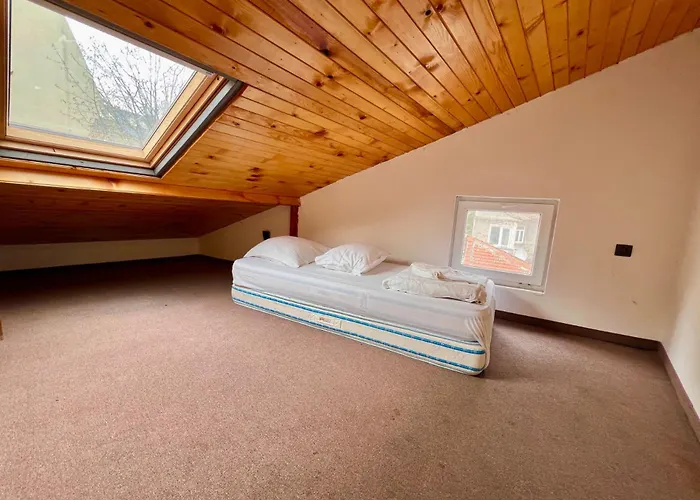 Just House فارنا